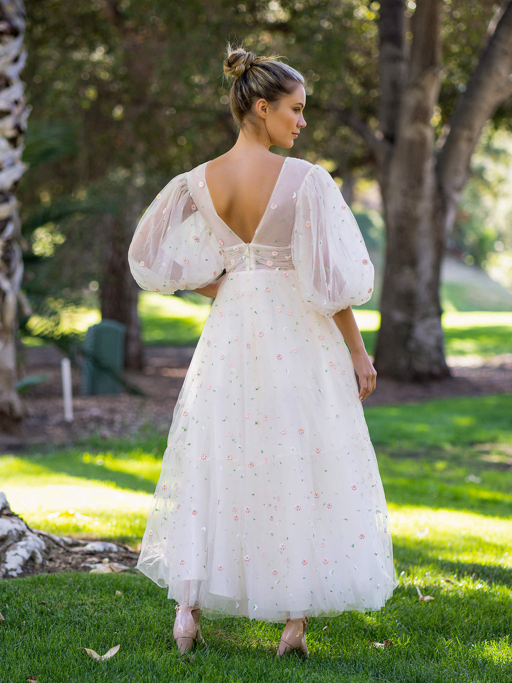 Vestido comprido com decote em V profundo, punhos com folhos e padrão de nuvens estreladas