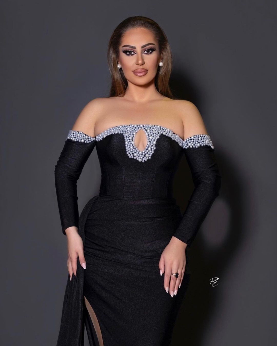 Robe de bal noire de luxe, longue jusqu'au sol, à manches longues, coupe sirène en satin avec perles
