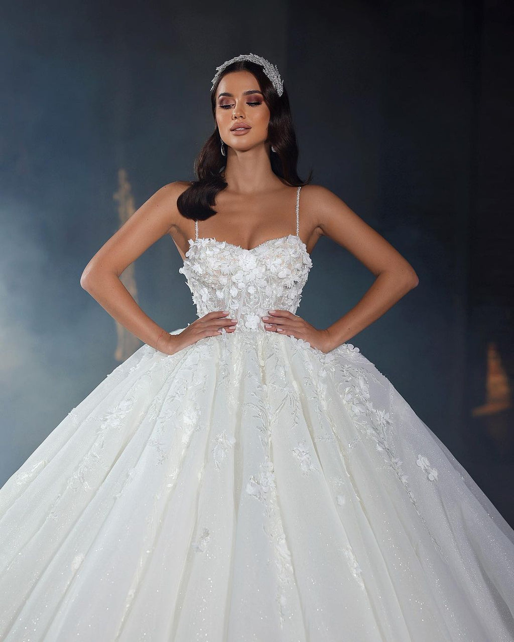 Deluxe Bodenlanges, herzförmiges, ärmelloses A-Linien-Brautkleid aus Spitze mit Spaghettiträgern und Rüschen