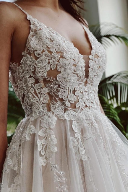 Vestidos de Noiva em Linha A com Aplicações e Decote em V com Renda