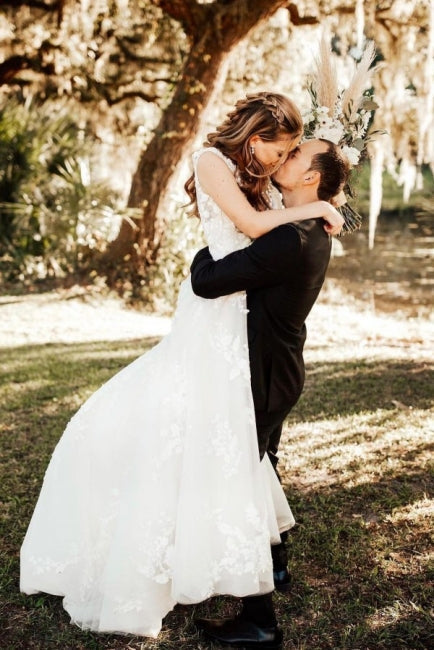 Vestidos de novia de diseño estilo bohemio con escote en V, tirantes y encaje