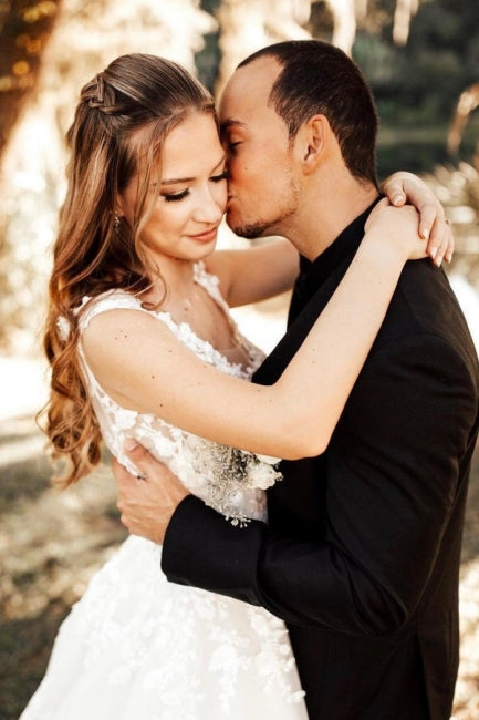 Vestidos de novia de diseño estilo bohemio con escote en V, tirantes y encaje