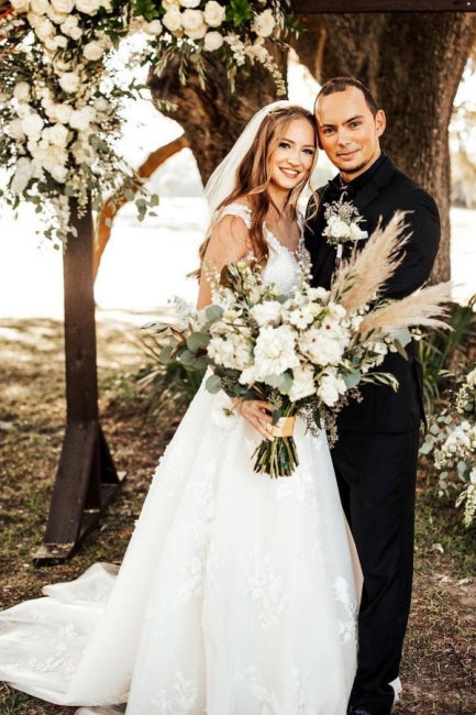 Vestidos de novia de diseño estilo bohemio con escote en V, tirantes y encaje