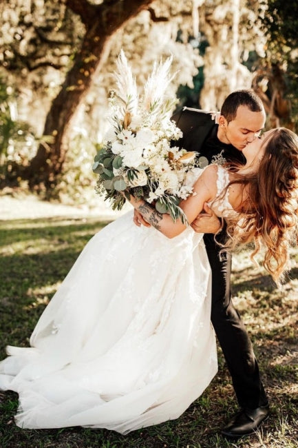 Vestidos de novia de diseño estilo bohemio con escote en V, tirantes y encaje