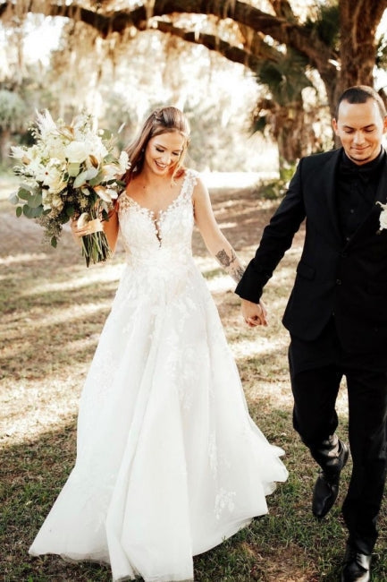 Vestidos de novia de diseño estilo bohemio con escote en V, tirantes y encaje