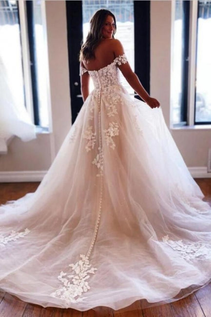 Abiti da sposa a linea ad A con scollo a V e spalle scoperte in pizzo