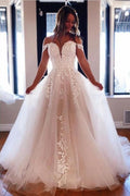 Abiti da sposa a linea ad A con scollo a V e spalle scoperte in pizzo
