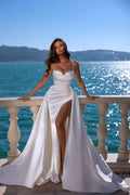 Abito da sposa svasato in raso senza maniche con spacco e strascico