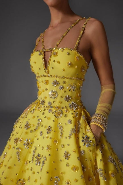 Robes de bal jaunes en satin à encolure en V sans manches, coupe trapèze, ornées de perles