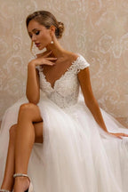 Vestido de Noiva Branco em Tule com Renda, Decote em V, Sem Mangas, Corte em A, com Apliques