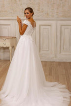 Vestido de Noiva Branco em Tule com Renda, Decote em V, Sem Mangas, Corte em A, com Apliques