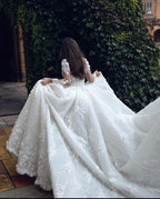 Designer A-Linie Weiß Langarm Spitzenapplikationen Brautkleid mit Schleppe