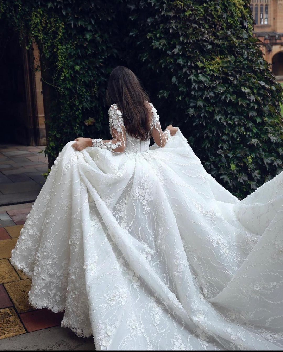 Designer A-Linie Weiß Langarm Spitzenapplikationen Brautkleid mit Schleppe