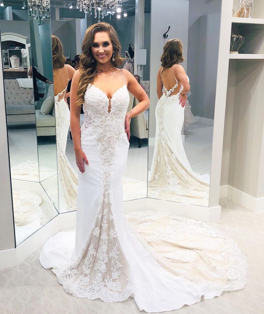 Vestido de novia de diseño con tirantes finos, columna y espalda descubierta