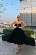 Robe de bal noire courte sans manches en ligne A, style créateur