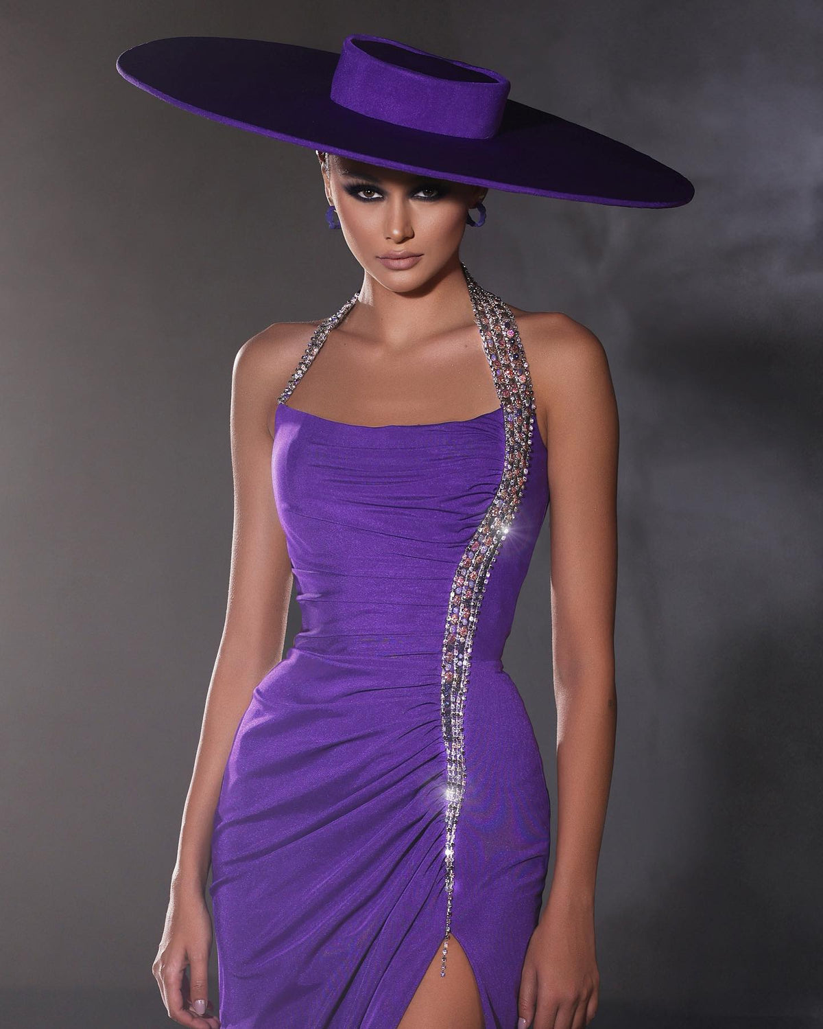 Robe de bal violette satinée à col licou sans manches avec perles et fente, style colonne