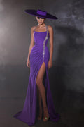 Robe de bal violette satinée à col licou sans manches avec perles et fente, style colonne