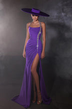 Robe de bal violette satinée à col licou sans manches avec perles et fente, style colonne