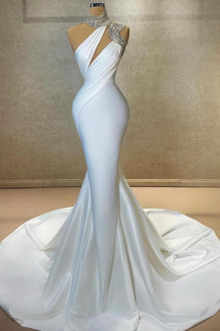 Robe de bal longue blanche sans manches à col montant satiné avec volants, style colonne, dessinée par un créateur