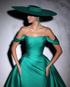 Robe de bal créateur colonne satinée sans manches à épaules dénudées avec traîne à volants