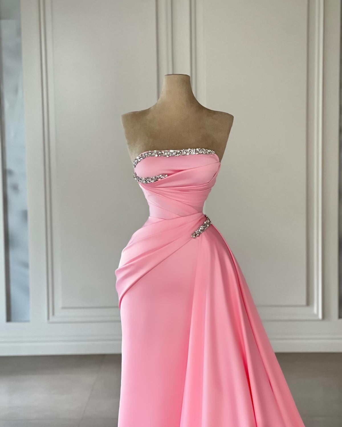 Abito da sera rosa opaco senza spalline e senza maniche con colonna e strass