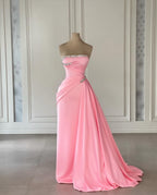 Abito da sera rosa opaco senza spalline e senza maniche con colonna e strass