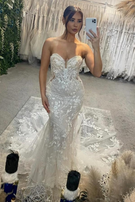 Vestidos de Noiva Marfim com Coluna de Tule, Renda, Decote Coração, Sem Mangas, com Aplicações e Cauda