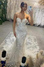 Vestidos de Noiva Marfim com Coluna de Tule, Renda, Decote Coração, Sem Mangas, com Aplicações e Cauda