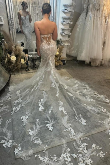 Vestidos de Noiva Marfim com Coluna de Tule, Renda, Decote Coração, Sem Mangas, com Aplicações e Cauda
