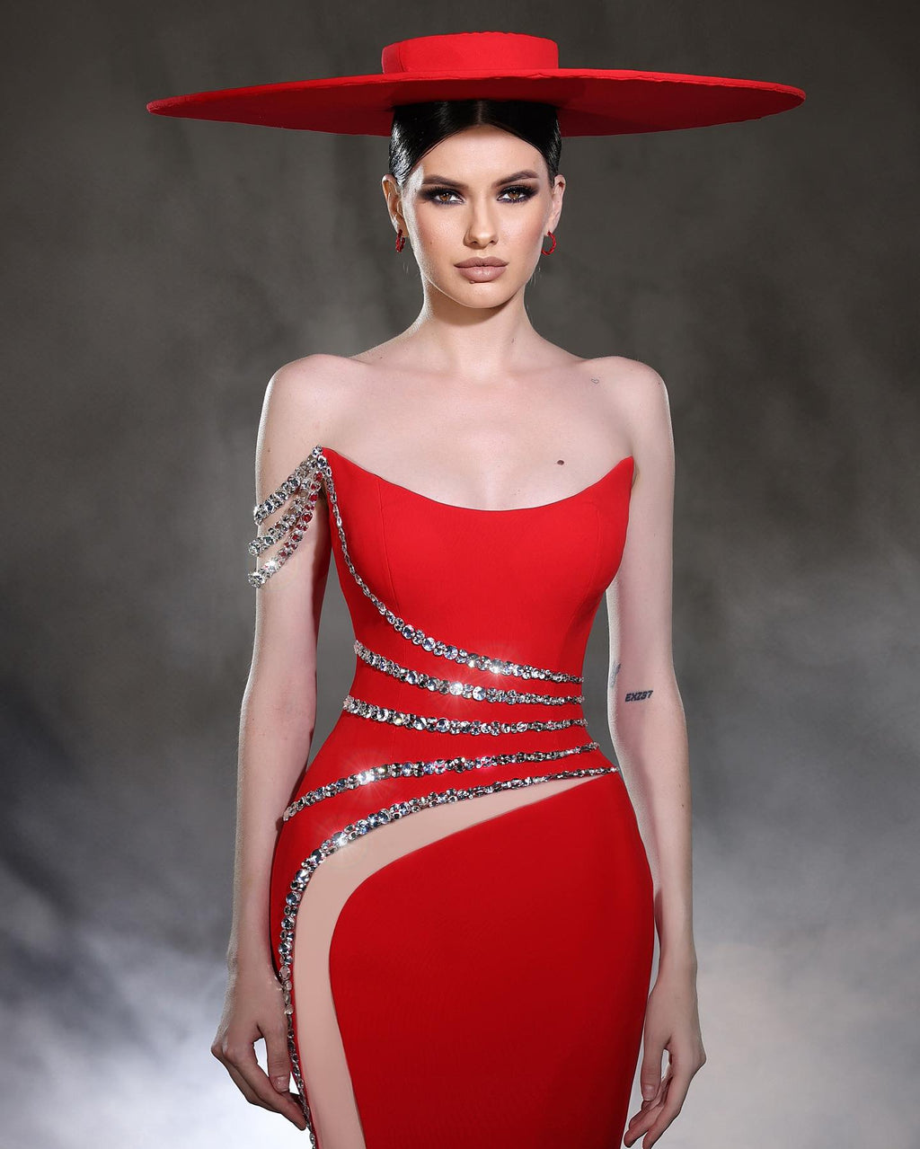 Robe de bal rouge en satin et tulle, colonne, une épaule, sans manches, ornée de perles