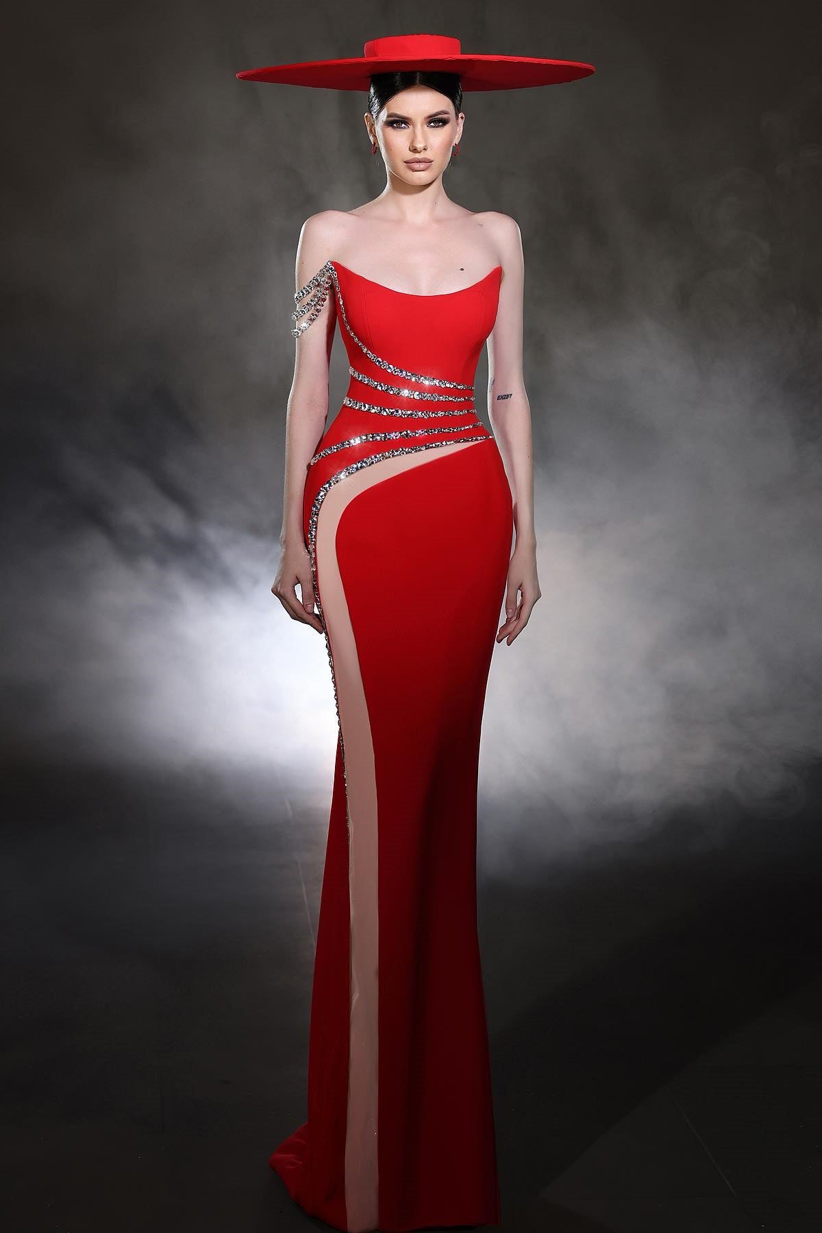 Robe de bal rouge en satin et tulle, colonne, une épaule, sans manches, ornée de perles