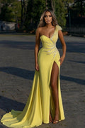 Elegantes vestidos de fiesta amarillos largos con abertura y brillo de diseñador