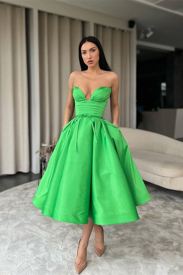 Vestido Curto Verde Designer com Decote Coração e Saia em Linha A para Baile