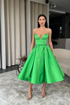 Vestido Curto Verde Designer com Decote Coração e Saia em Linha A para Baile
