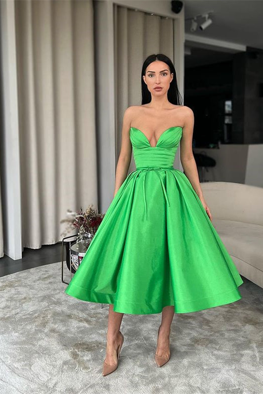 Vestido Curto Verde Designer com Decote Coração e Saia em Linha A para Baile