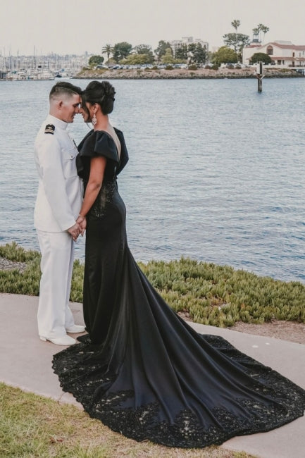 Vestidos de noiva em cetim com corte sereia, sem mangas, com fenda e renda, de joalheiro designer