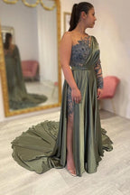 Robes de soirée longues en dentelle à coupe évasée avec fente et manches longues