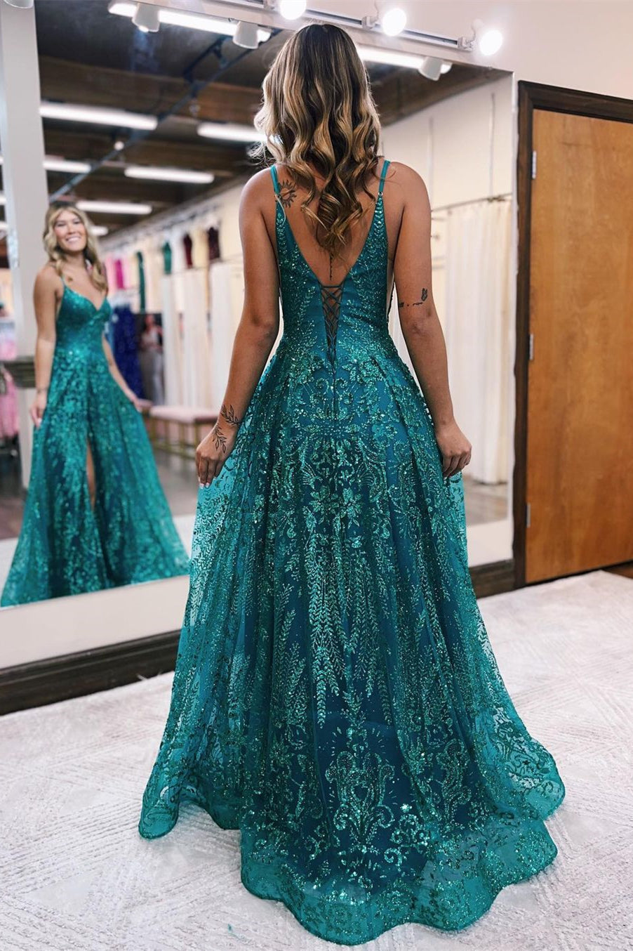 Robe de bal longue ligne A à fines bretelles en dentelle sans manches avec fente