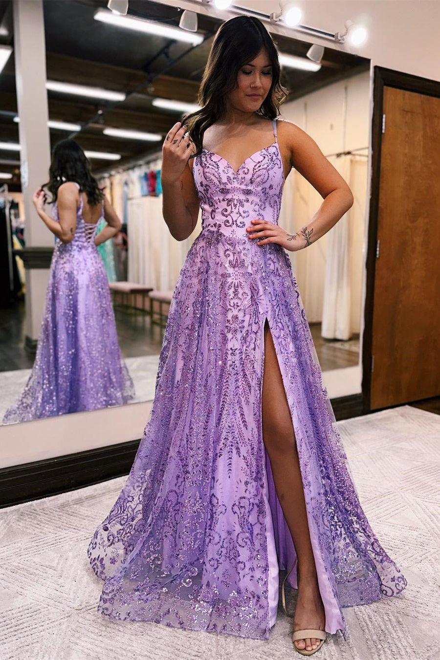 Robe de bal longue ligne A à fines bretelles en dentelle sans manches avec fente