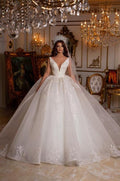 Vestido de Noiva Comprido em Linha A, Decote em V, Sem Mangas, com Aplicações e Renda