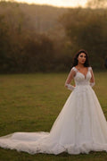 Abiti da sposa bianchi in pizzo con scollo a V, linea ad A lunga e maniche lunghe, di stilista