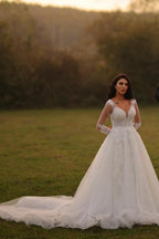Abiti da sposa bianchi in pizzo con scollo a V, linea ad A lunga e maniche lunghe, di stilista