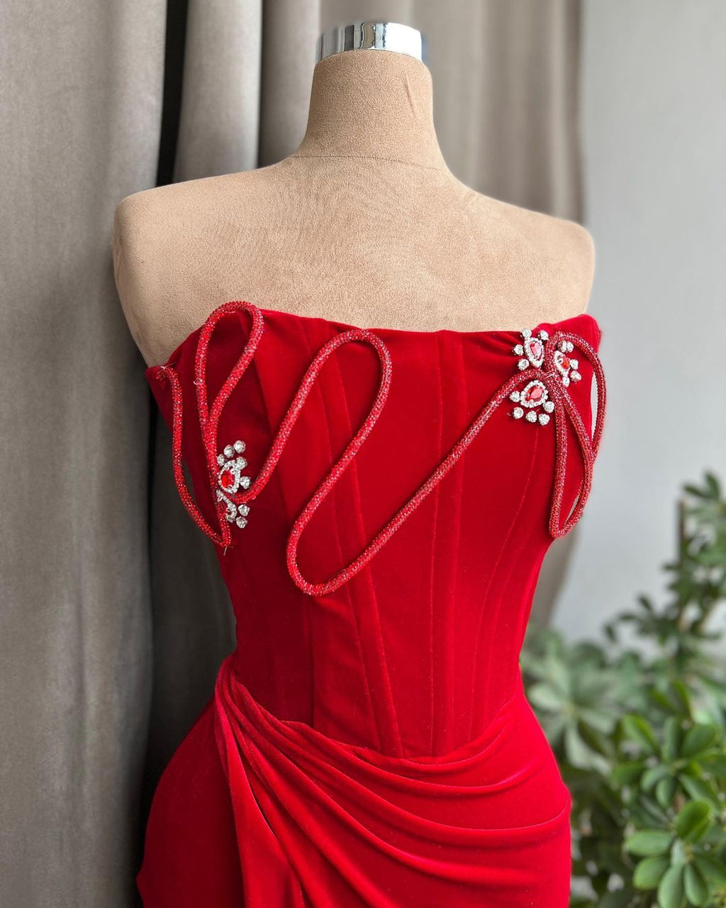 Vestido de fiesta de diseño con escote en V, largo y escote en V, de terciopelo rojo, sin tirantes y con pedrería.
