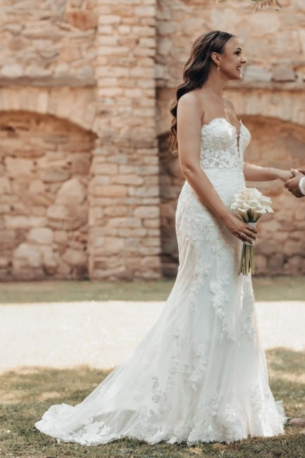 Designer-Brautkleid im Meerjungfrau-Stil, lang, elfenbeinfarben, trägerlos, Spitze, mit Schleppe