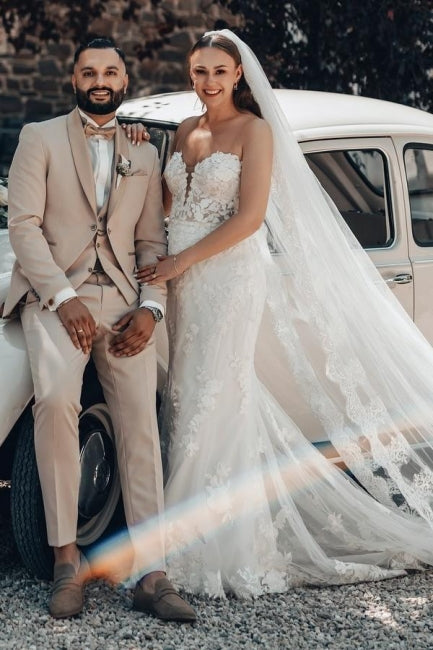 Designer-Brautkleid im Meerjungfrau-Stil, lang, elfenbeinfarben, trägerlos, Spitze, mit Schleppe