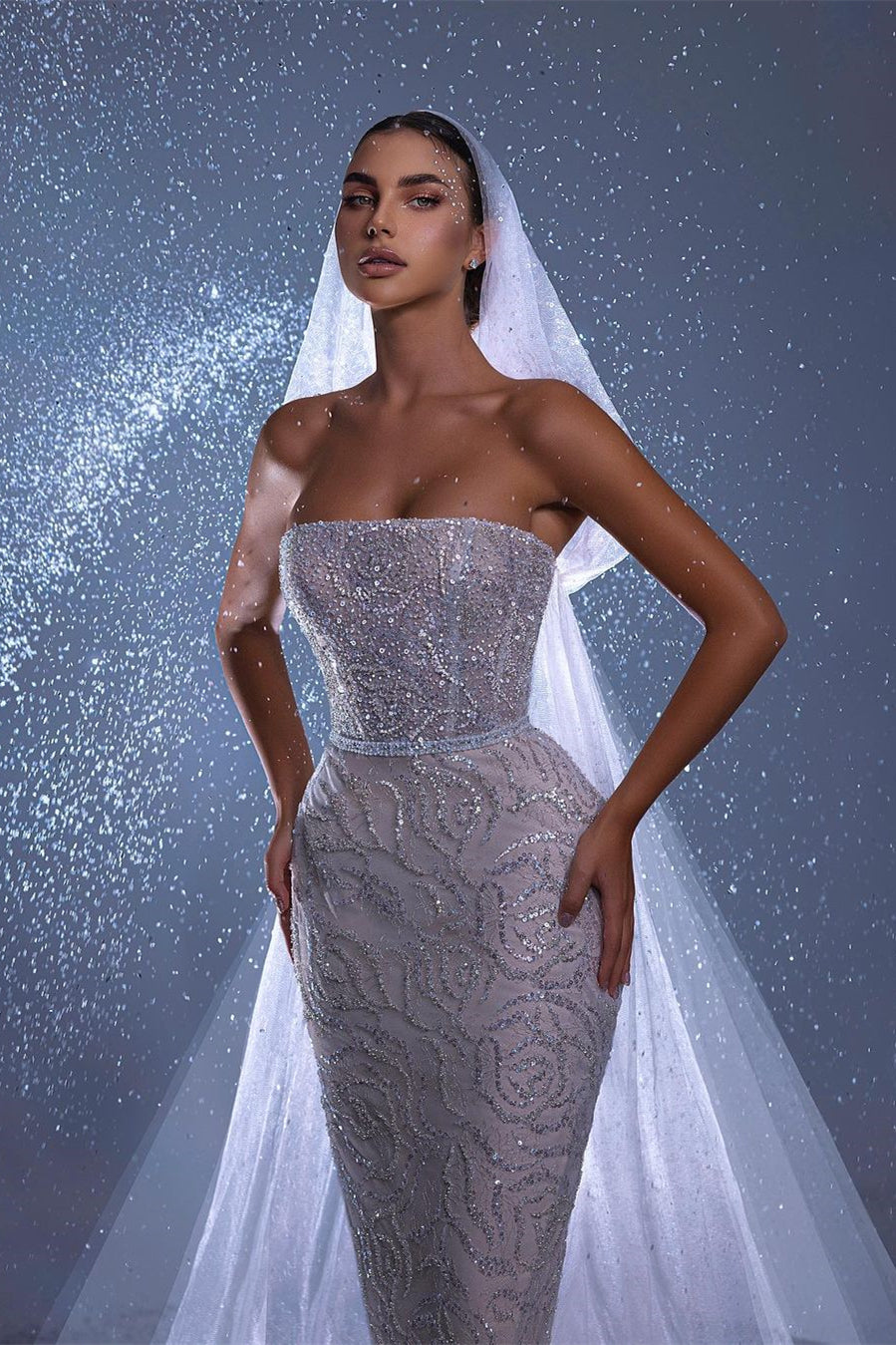 Abito da sposa lungo a sirena senza maniche in pizzo con strascico