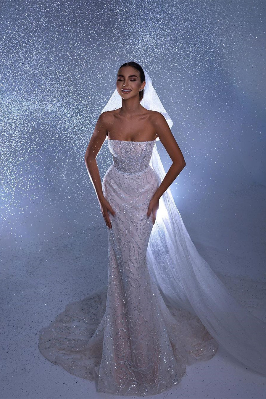 Langes, ärmelloses Designer-Brautkleid im Meerjungfrau-Stil mit Schleppe