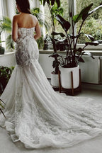 Abito da sposa lungo a sirena senza spalline in pizzo con paillettes e strascico