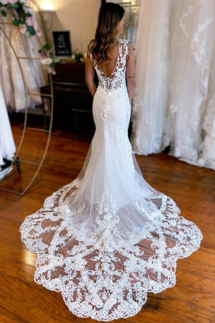 Abito da sposa lungo a sirena con scollo a V, schiena scoperta, pizzo e senza maniche, con strascico