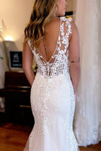 Abito da sposa lungo a sirena con scollo a V, schiena scoperta, pizzo e senza maniche, con strascico